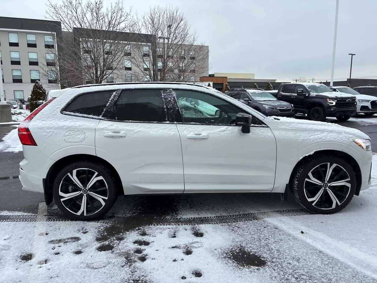 Volvo XC60 * R Design * ПАНОРАМА* KEYLESS* + ГУМИ * , снимка 3 - Автомобили и джипове - 53916576