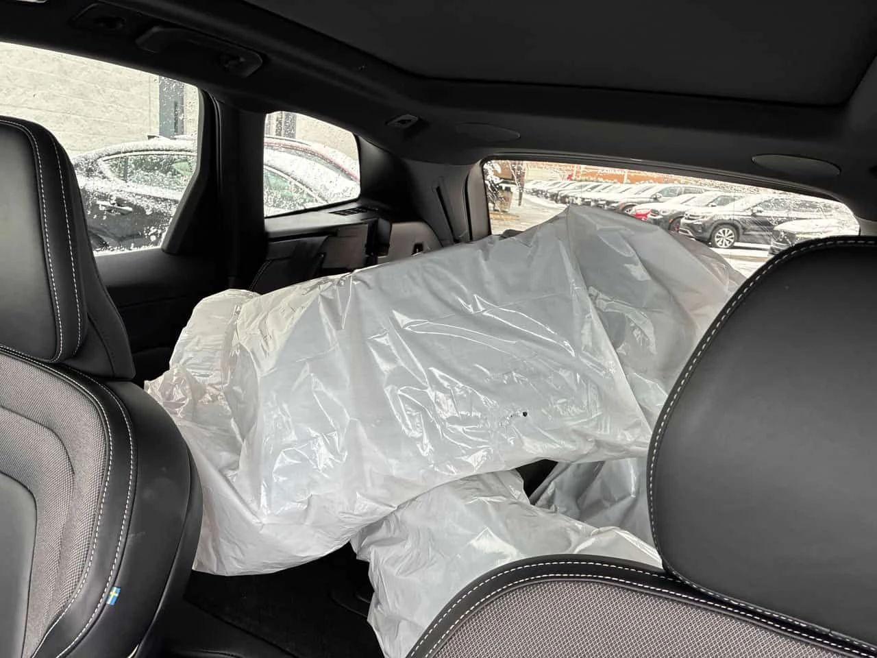 Volvo XC60 * R Design * ПАНОРАМА* KEYLESS* + ГУМИ * , снимка 14 - Автомобили и джипове - 53916576