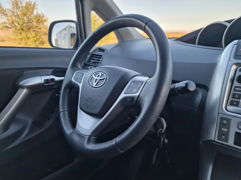 Toyota Verso 1.6i 132k.s. 6 speed NAVI, снимка 13 - Автомобили и джипове - 47750527