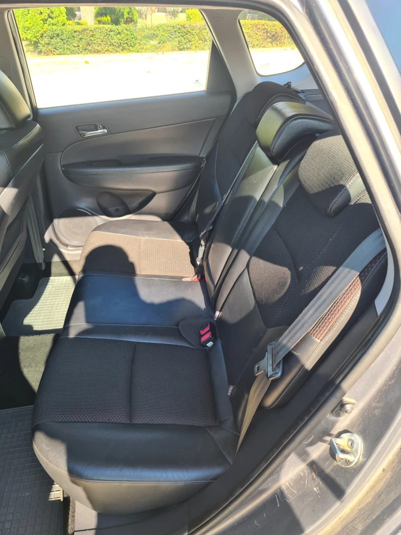 Hyundai I30 Combi 1.6 Crdi 116 k.c, снимка 12 - Автомобили и джипове - 52176348