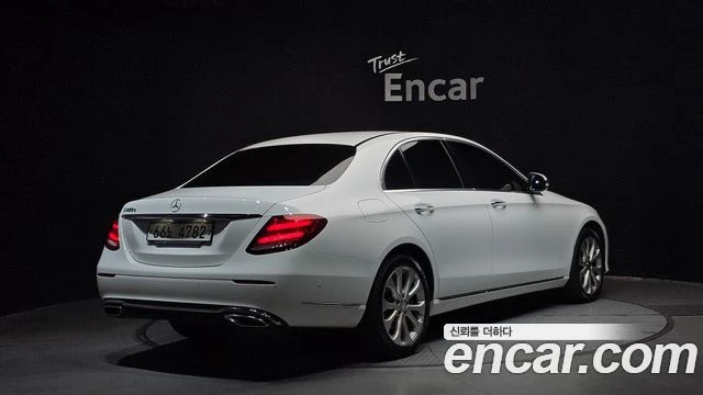 Mercedes-Benz E 220 | TOP SERVICE, снимка 2 - Автомобили и джипове - 56062862