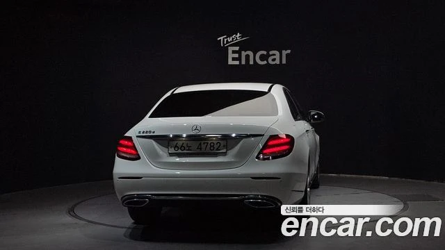 Mercedes-Benz E 220 | TOP SERVICE, снимка 4 - Автомобили и джипове - 56062862