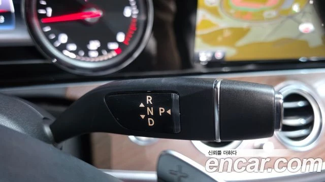 Mercedes-Benz E 220 | TOP SERVICE, снимка 9 - Автомобили и джипове - 56062862