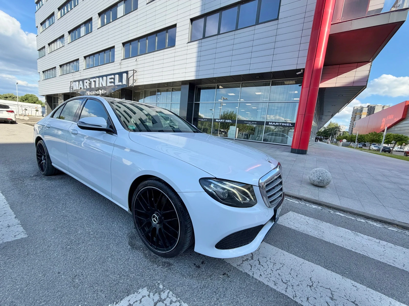 Mercedes-Benz E 220 AMG* 9G* LED* Бяла* Перла, снимка 2 - Автомобили и джипове - 53746492