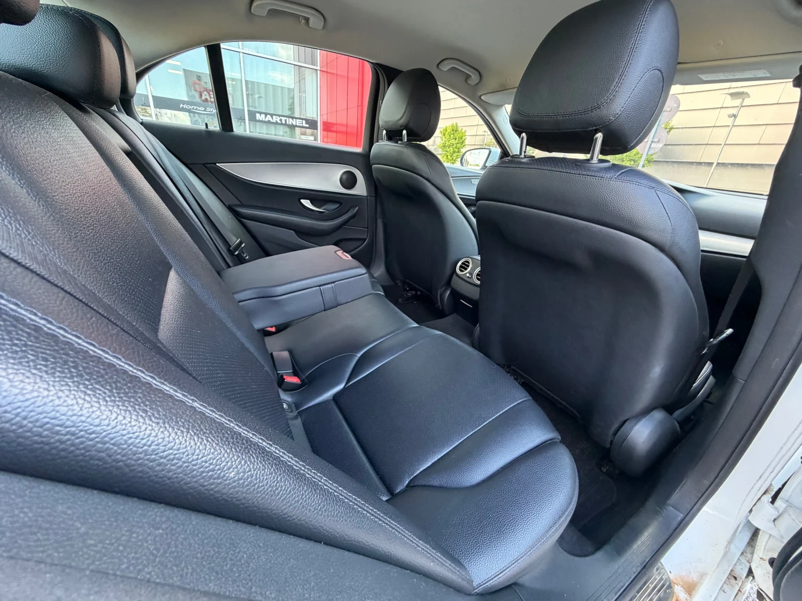 Mercedes-Benz E 220 AMG* 9G* LED* Бяла* Перла, снимка 9 - Автомобили и джипове - 53746492