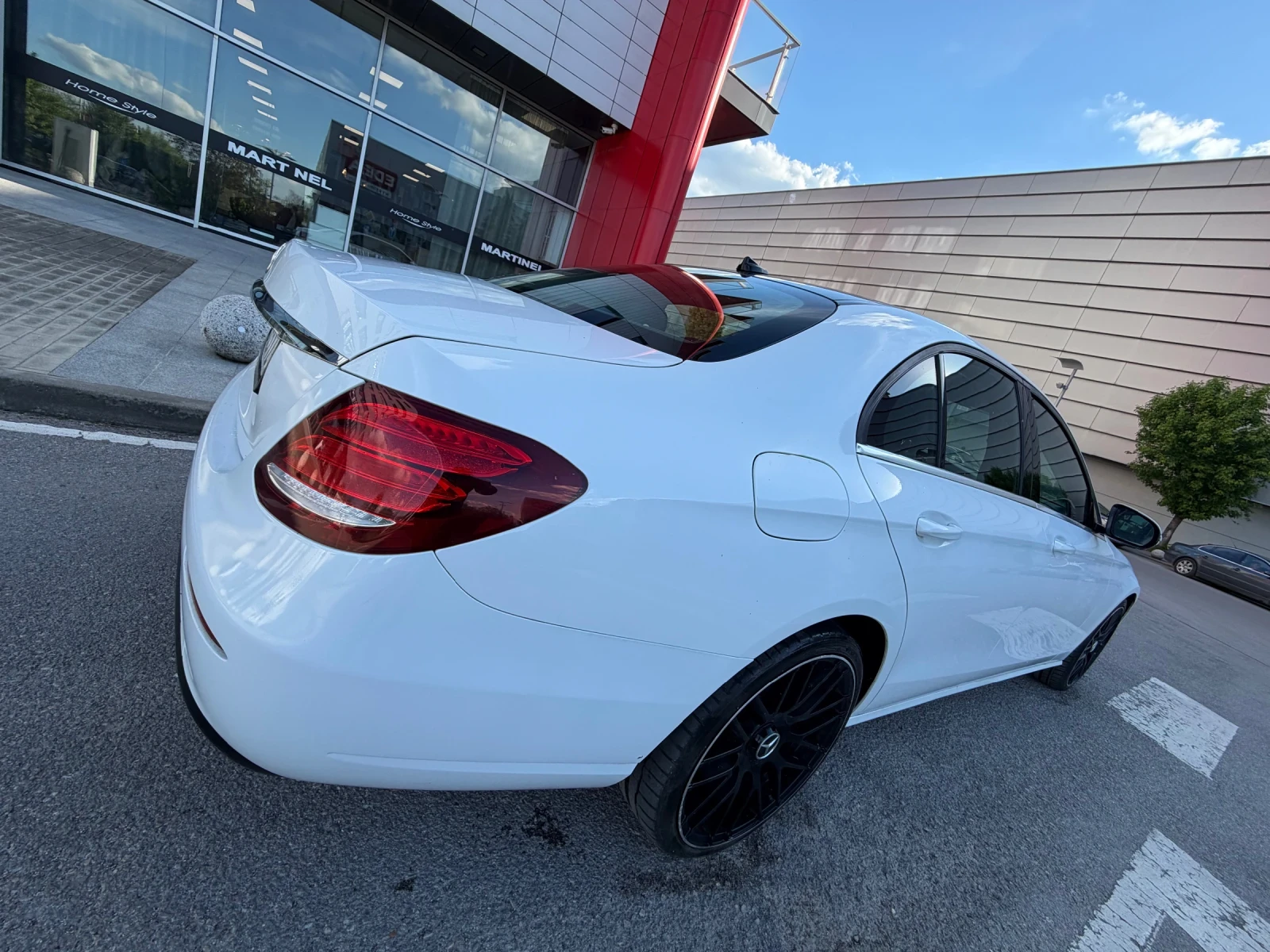 Mercedes-Benz E 220 AMG* 9G* LED* Бяла* Перла, снимка 7 - Автомобили и джипове - 53746492
