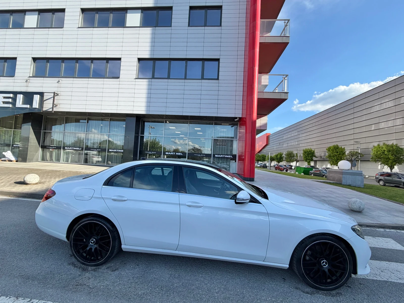 Mercedes-Benz E 220 AMG* 9G* LED* Бяла* Перла, снимка 6 - Автомобили и джипове - 53746492