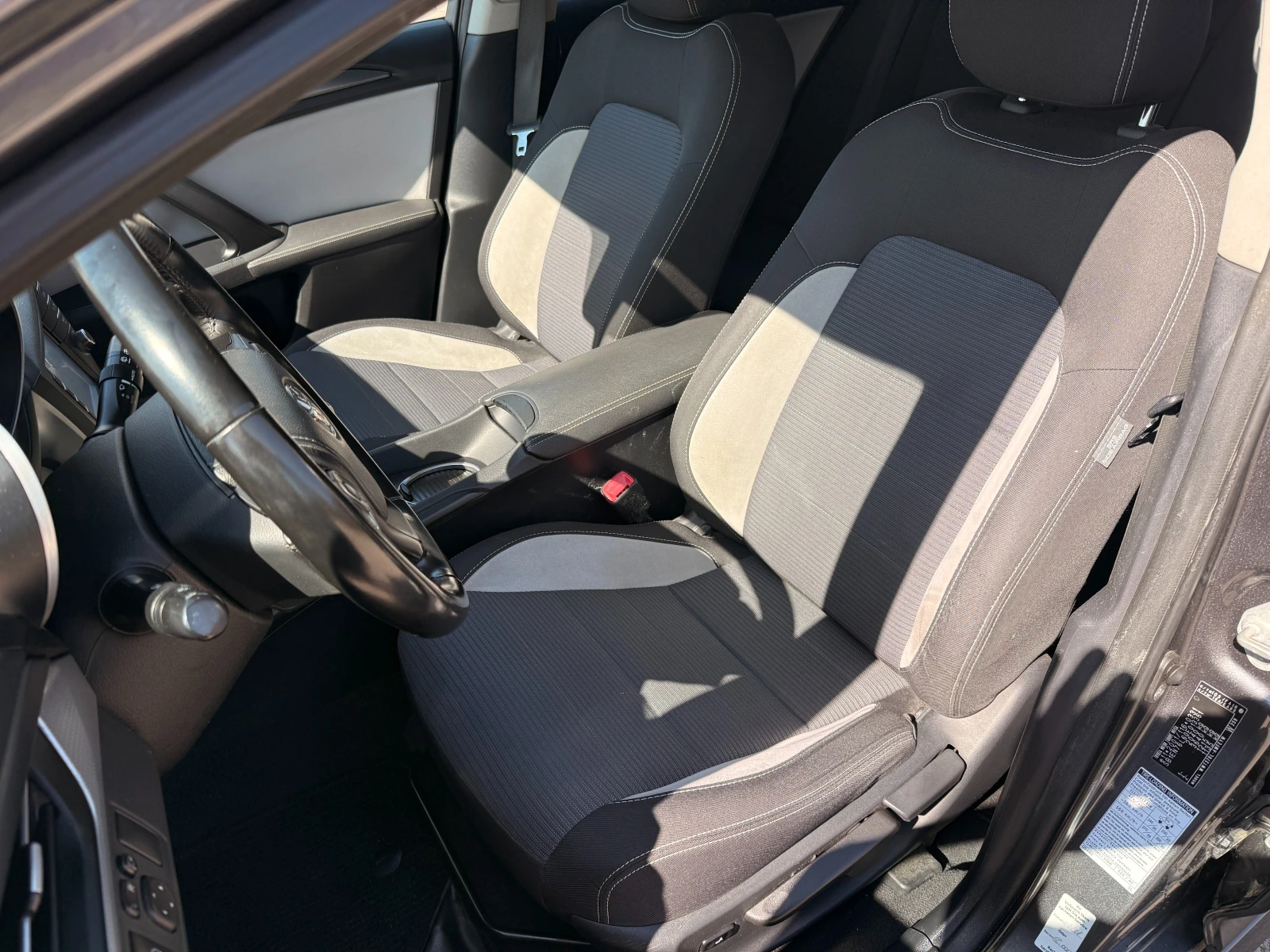 Toyota Avensis 1.6D4D EDITION S, снимка 10 - Автомобили и джипове - 54240539