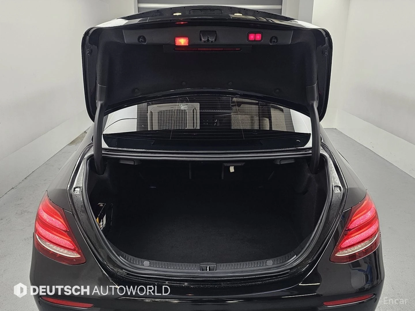Mercedes-Benz E 350 4MATIC AMG* HUD* 360* КОЖА* НАВИ* ПАНО, снимка 17 - Автомобили и джипове - 55607116