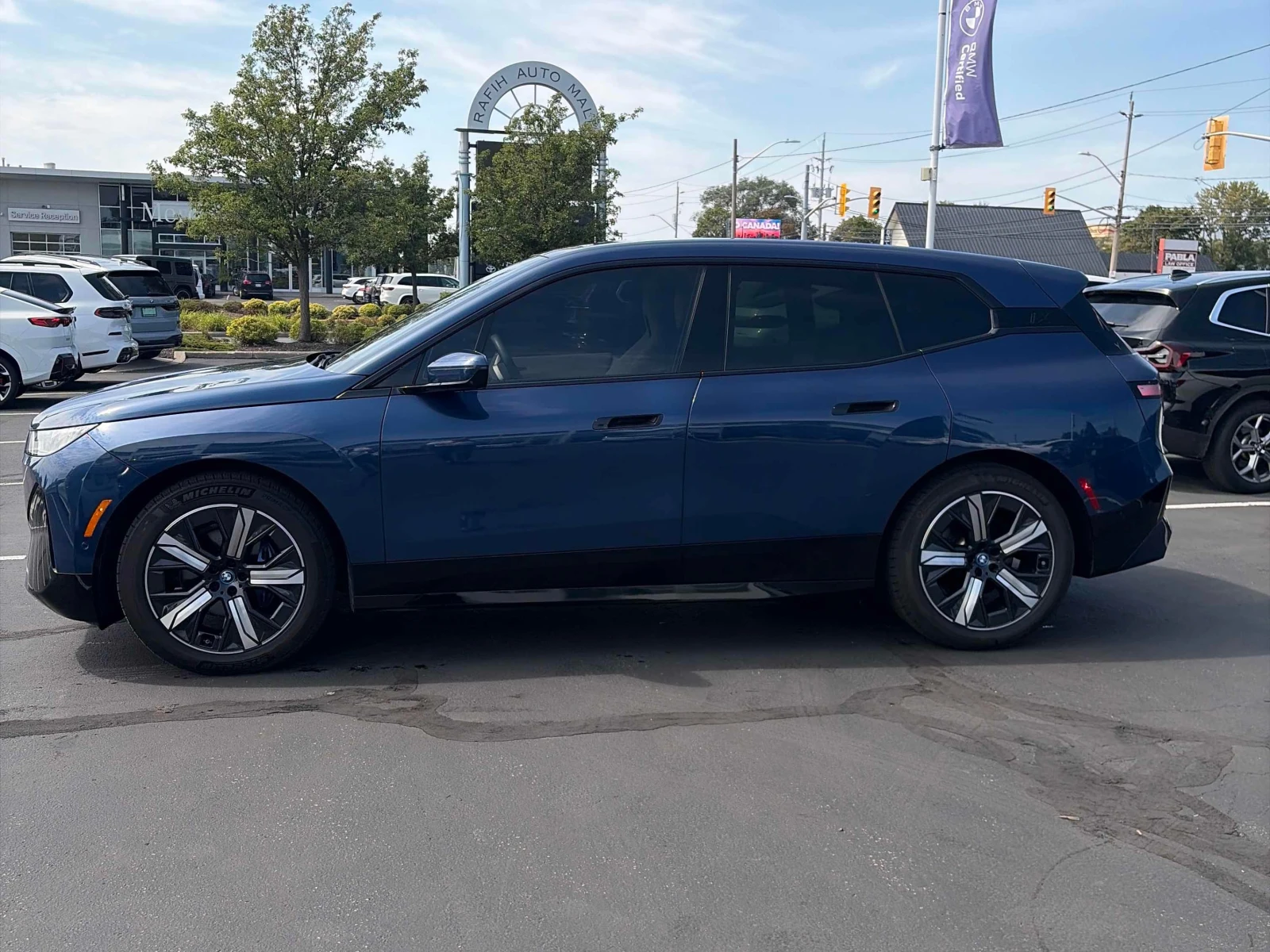 BMW iX xDrive50/CARFAX/ЕДИН СОБСТВЕНИК/БЕЗ ИНЦИДЕНТИ/, снимка 3 - Автомобили и джипове - 55906159