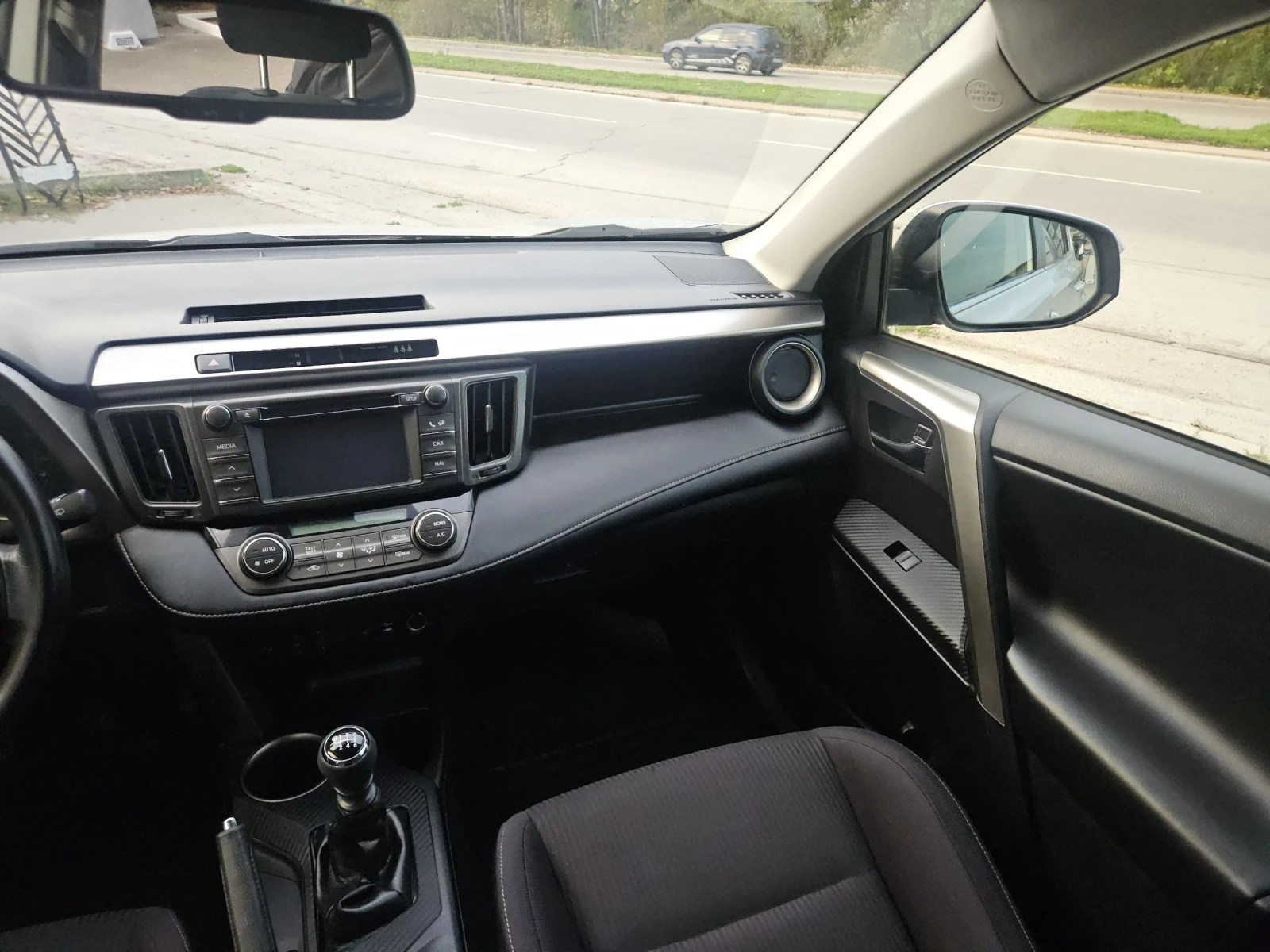 Toyota Rav4 2.2d4-d---4x4---navi - изображение 10