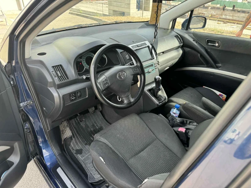 Toyota Corolla verso 2.2 D, снимка 8 - Автомобили и джипове - 51570314