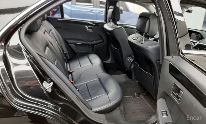 Mercedes-Benz E 200, снимка 12 - Автомобили и джипове - 52938969