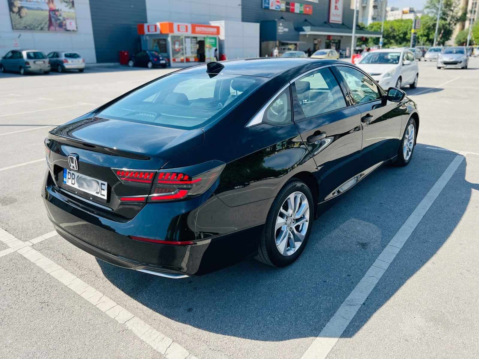 Honda Accord на 17 000км. Бартер за имот - изображение 6