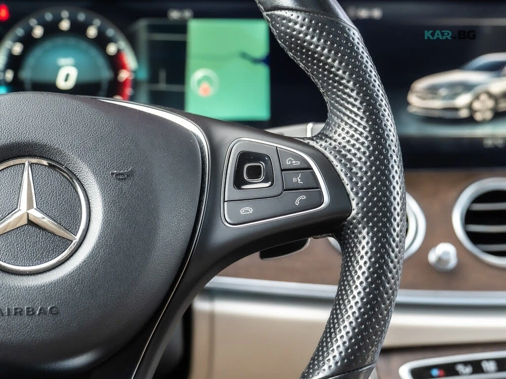 Mercedes-Benz E 400 4MATIC Sedan AWD/LANE ASSIST/KEYLESS/PANO/DIGITAL , снимка 12 - Автомобили и джипове - 55175486
