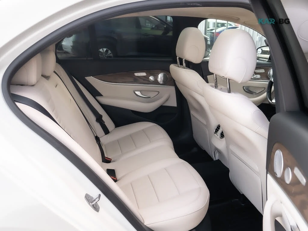 Mercedes-Benz E 400 4MATIC Sedan AWD/LANE ASSIST/KEYLESS/PANO/DIGITAL , снимка 17 - Автомобили и джипове - 55175486