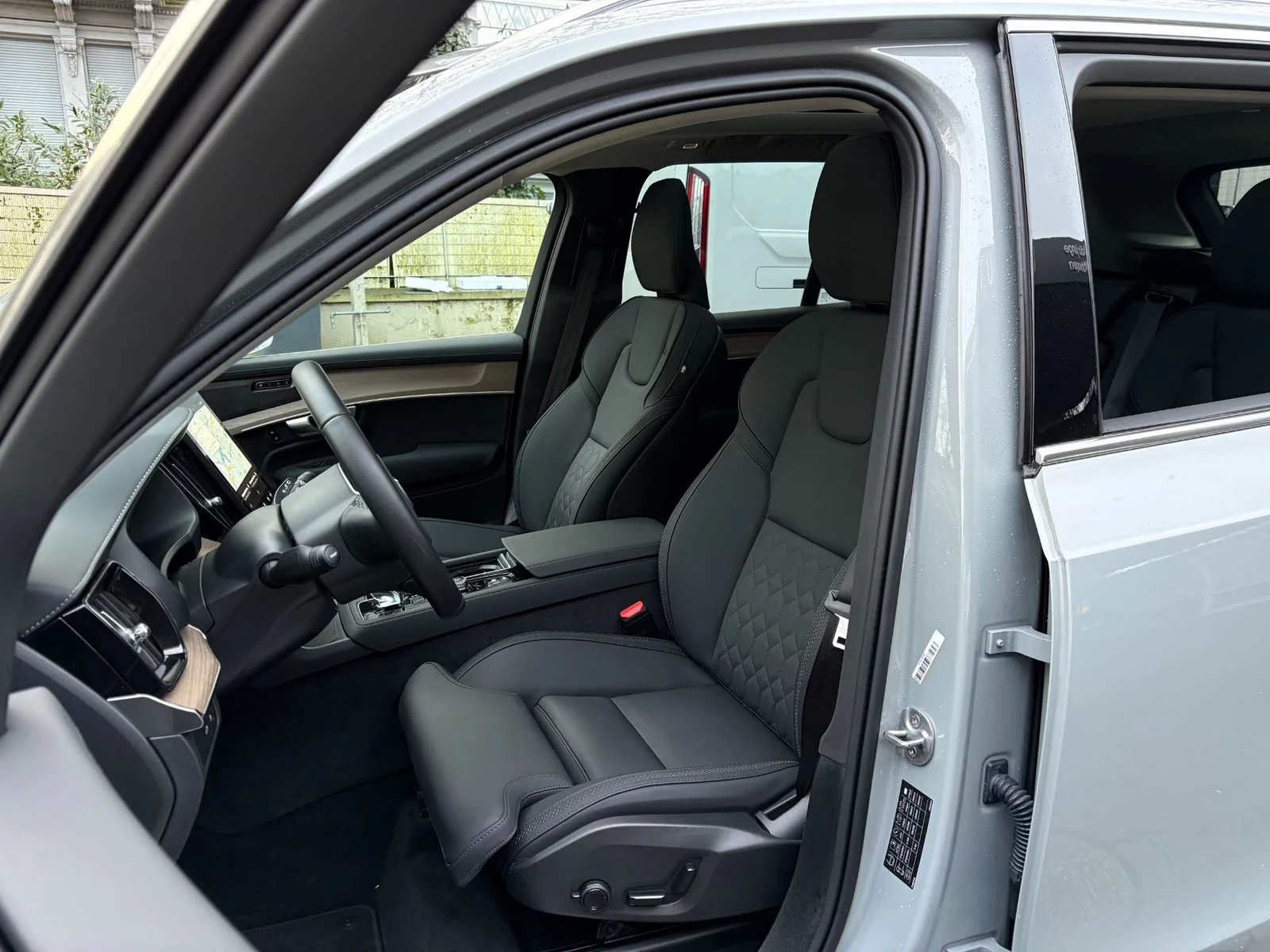Volvo Xc90 T8/PLUS-BRIGHT/455HP/AWD/7S/360/PANO/HUD/H&K/687q, снимка 6 - Автомобили и джипове - 56019097
