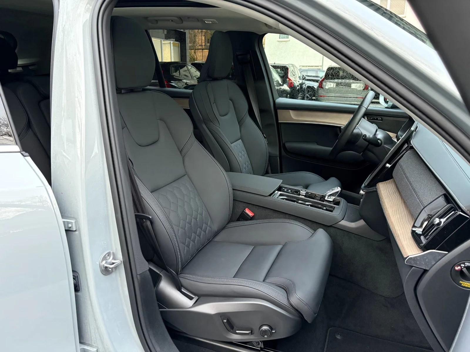 Volvo Xc90 T8/PLUS-BRIGHT/455HP/AWD/7S/360/PANO/HUD/H&K/687q, снимка 10 - Автомобили и джипове - 56019097