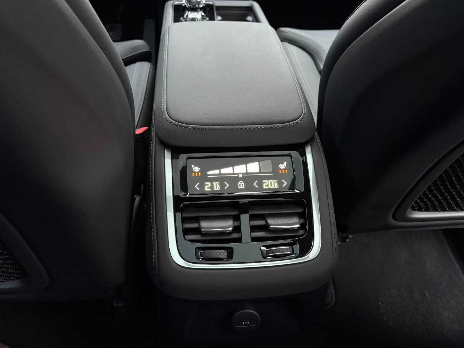 Volvo Xc90 T8/PLUS-BRIGHT/455HP/AWD/7S/360/PANO/HUD/H&K/687q, снимка 13 - Автомобили и джипове - 56019097