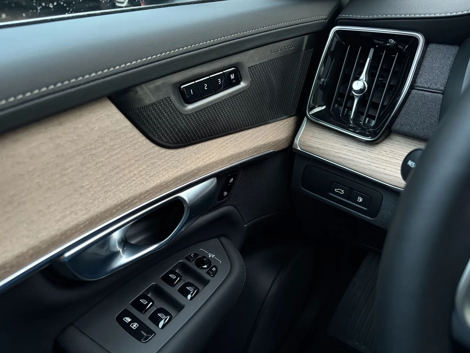 Volvo Xc90 T8/PLUS-BRIGHT/455HP/AWD/7S/360/PANO/HUD/H&K/687q, снимка 9 - Автомобили и джипове - 56019097
