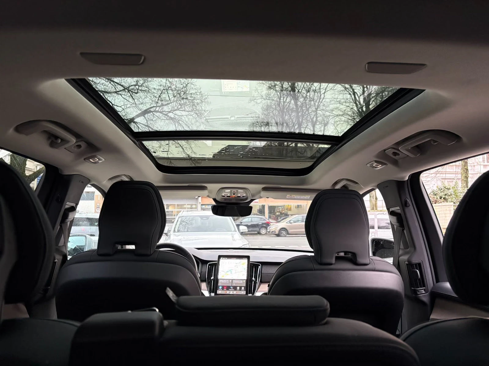 Volvo Xc90 T8/PLUS-BRIGHT/455HP/AWD/7S/360/PANO/HUD/H&K/687q, снимка 11 - Автомобили и джипове - 56019097