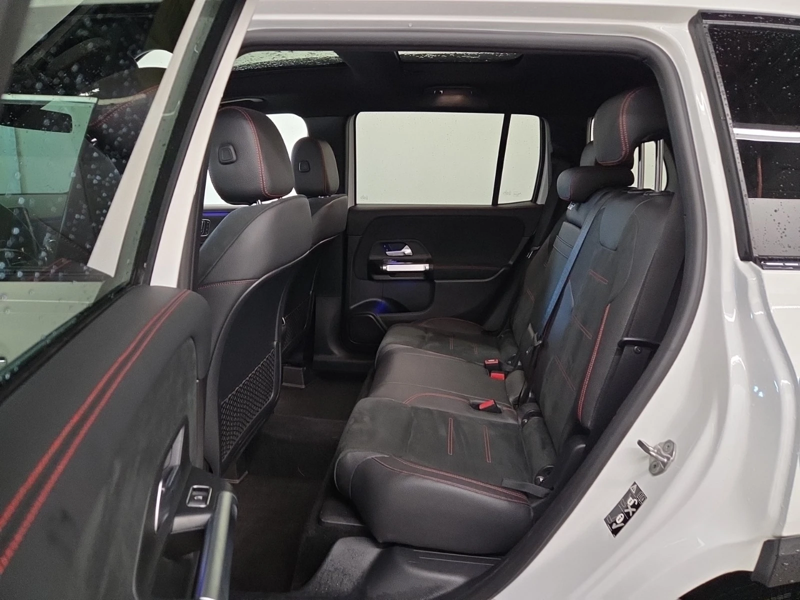 Mercedes-Benz GLB 250 4MATIC* DISTRONIC* AMBIENTNO* PANO* , снимка 11 - Автомобили и джипове - 56081967