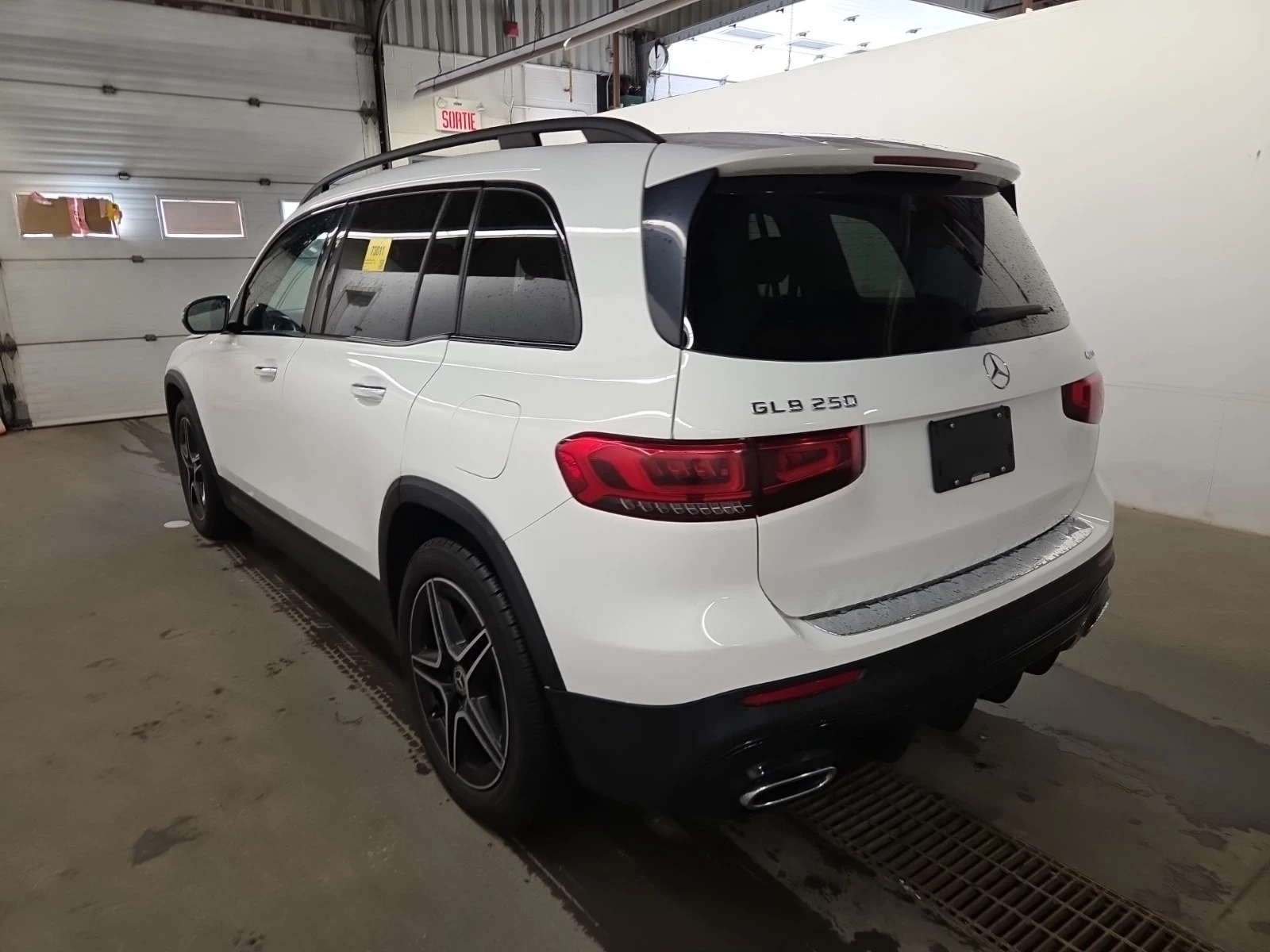 Mercedes-Benz GLB 250 4MATIC* DISTRONIC* AMBIENTNO* PANO* , снимка 4 - Автомобили и джипове - 56081967