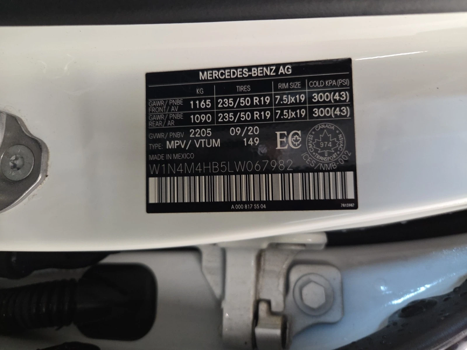 Mercedes-Benz GLB 250 4MATIC* DISTRONIC* AMBIENTNO* PANO* , снимка 14 - Автомобили и джипове - 56081967