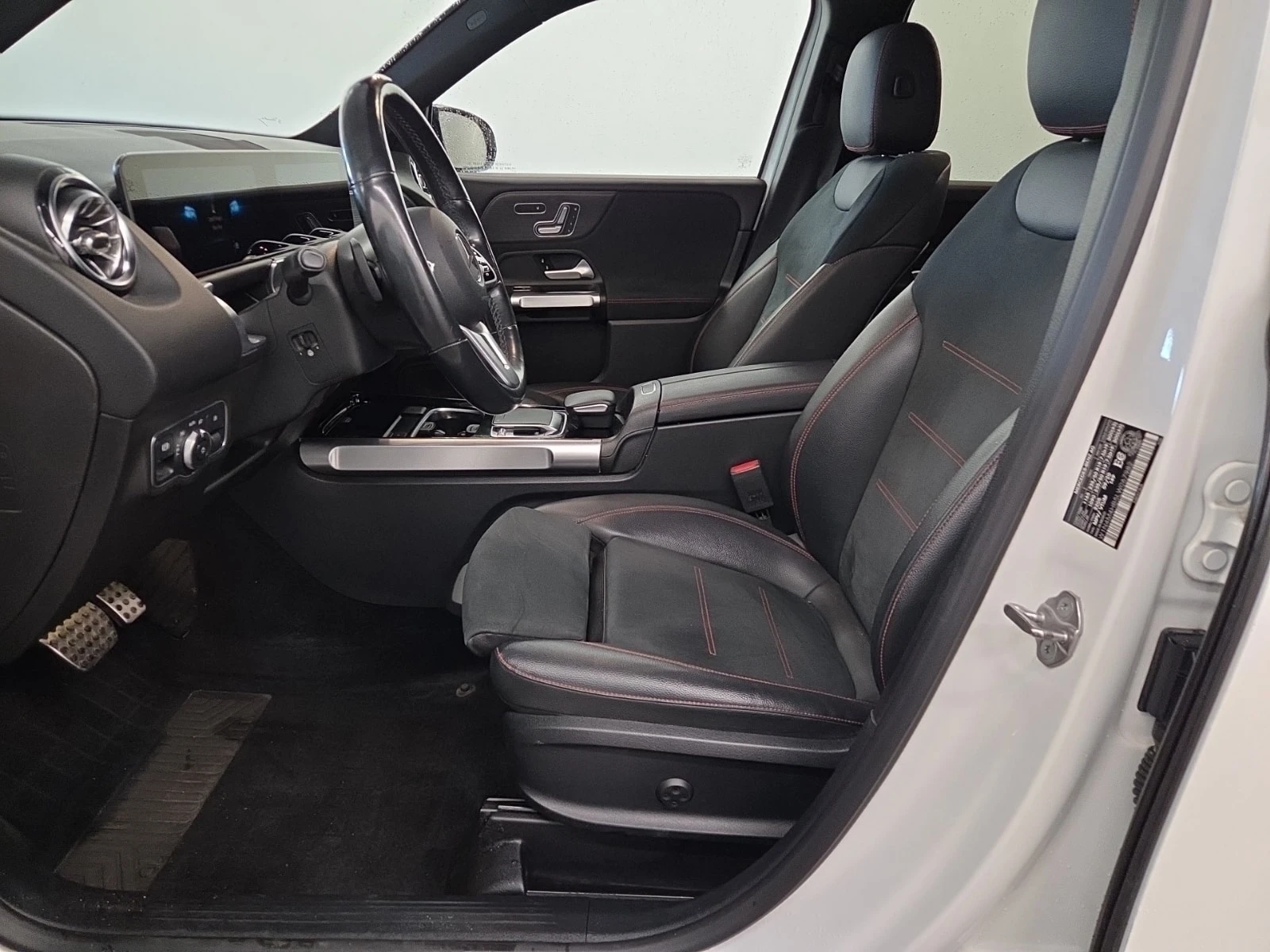 Mercedes-Benz GLB 250 4MATIC* DISTRONIC* AMBIENTNO* PANO* , снимка 5 - Автомобили и джипове - 56081967