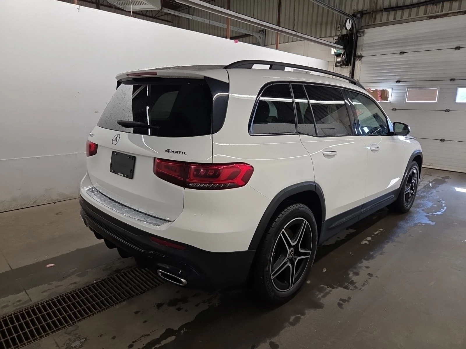 Mercedes-Benz GLB 250 4MATIC* DISTRONIC* AMBIENTNO* PANO* , снимка 3 - Автомобили и джипове - 56081967
