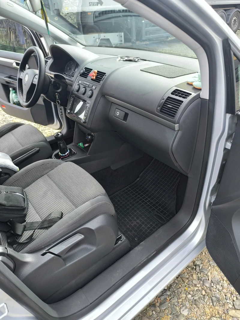 VW Touran 2.0 TDI, снимка 12 - Автомобили и джипове - 51499175