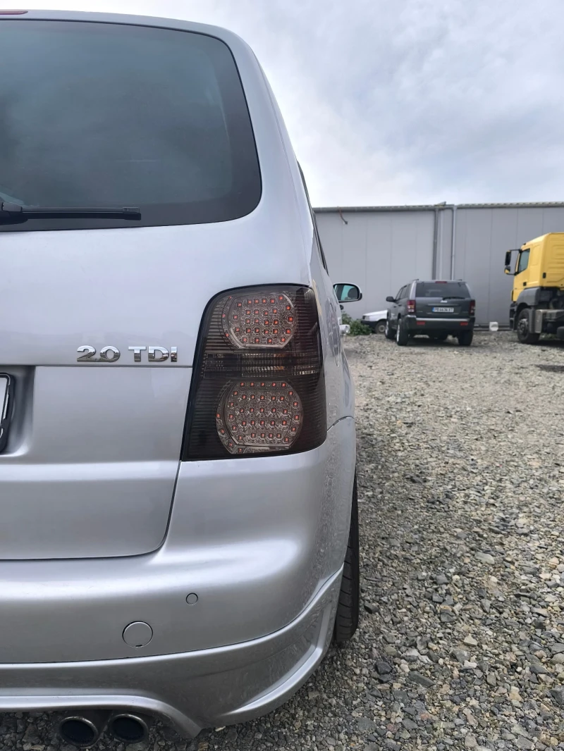 VW Touran 2.0 TDI, снимка 8 - Автомобили и джипове - 51499175