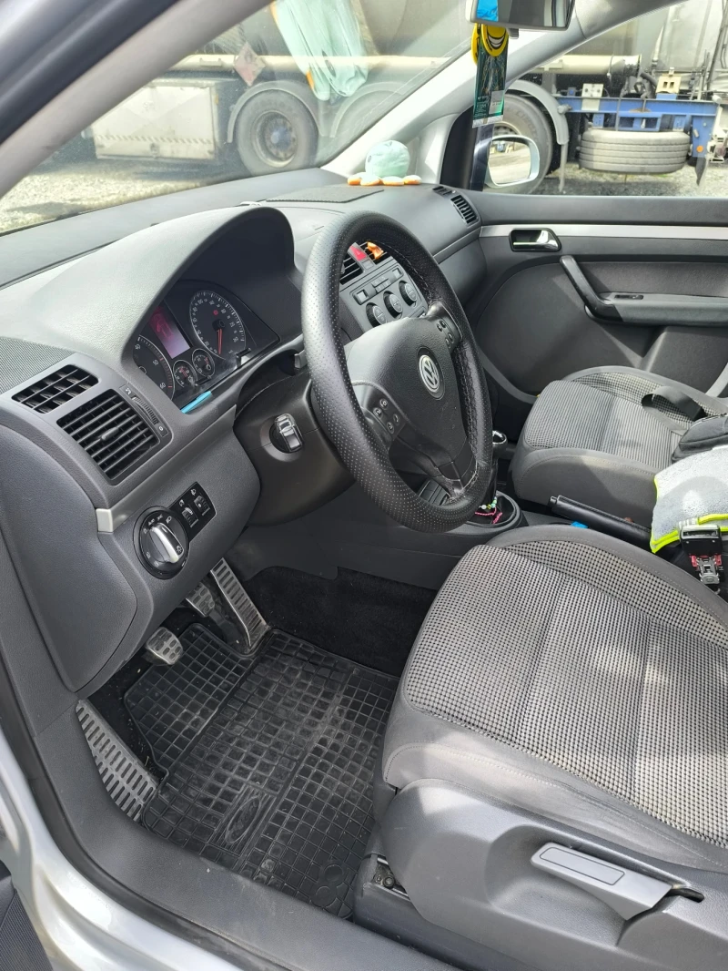 VW Touran 2.0 TDI, снимка 10 - Автомобили и джипове - 51499175
