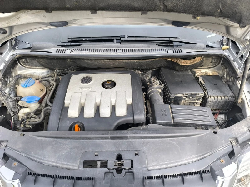 VW Touran 2.0 TDI, снимка 11 - Автомобили и джипове - 51499175