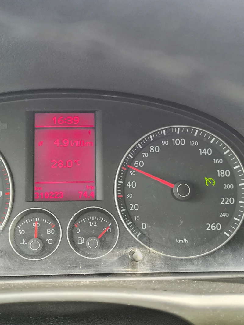 VW Touran 2.0 TDI, снимка 14 - Автомобили и джипове - 51499175