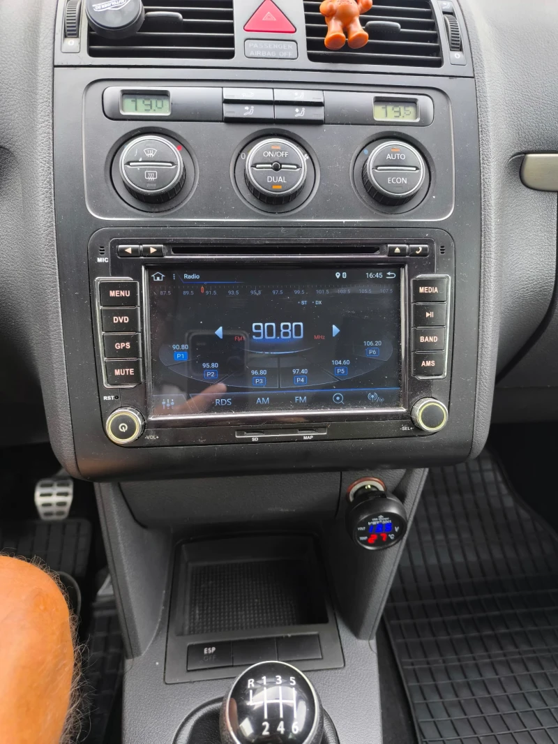 VW Touran 2.0 TDI, снимка 16 - Автомобили и джипове - 51499175