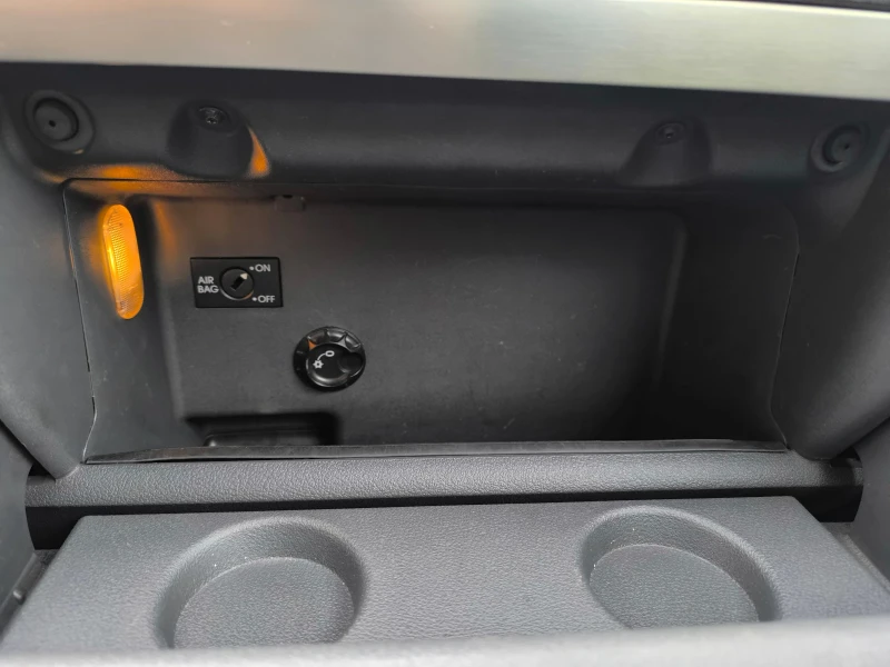 VW Touran 2.0 TDI, снимка 17 - Автомобили и джипове - 51499175