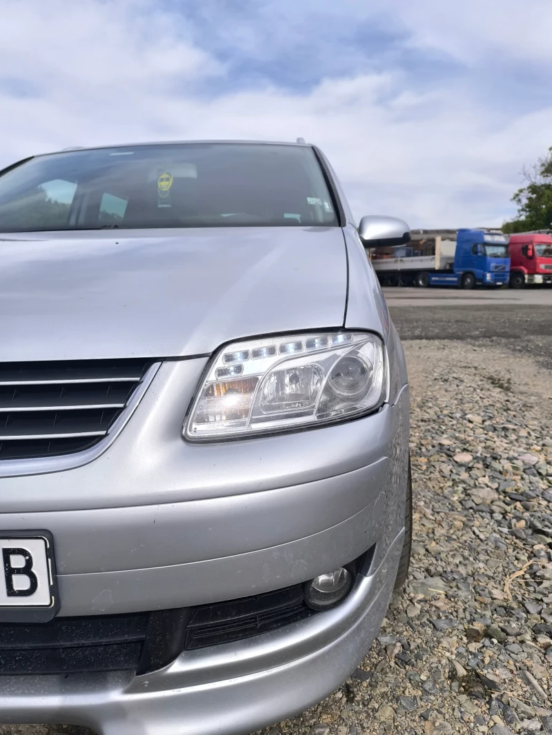 VW Touran 2.0 TDI, снимка 2 - Автомобили и джипове - 51499175