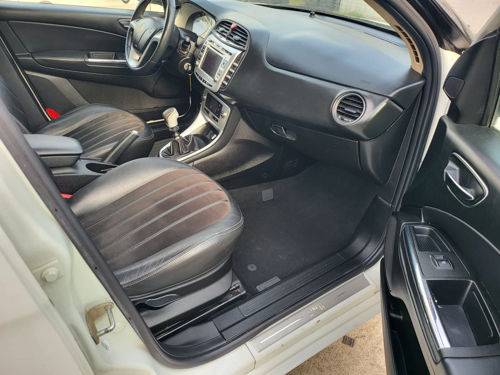 Lancia Delta 2.0JTDm facelift, снимка 10 - Автомобили и джипове - 54003216