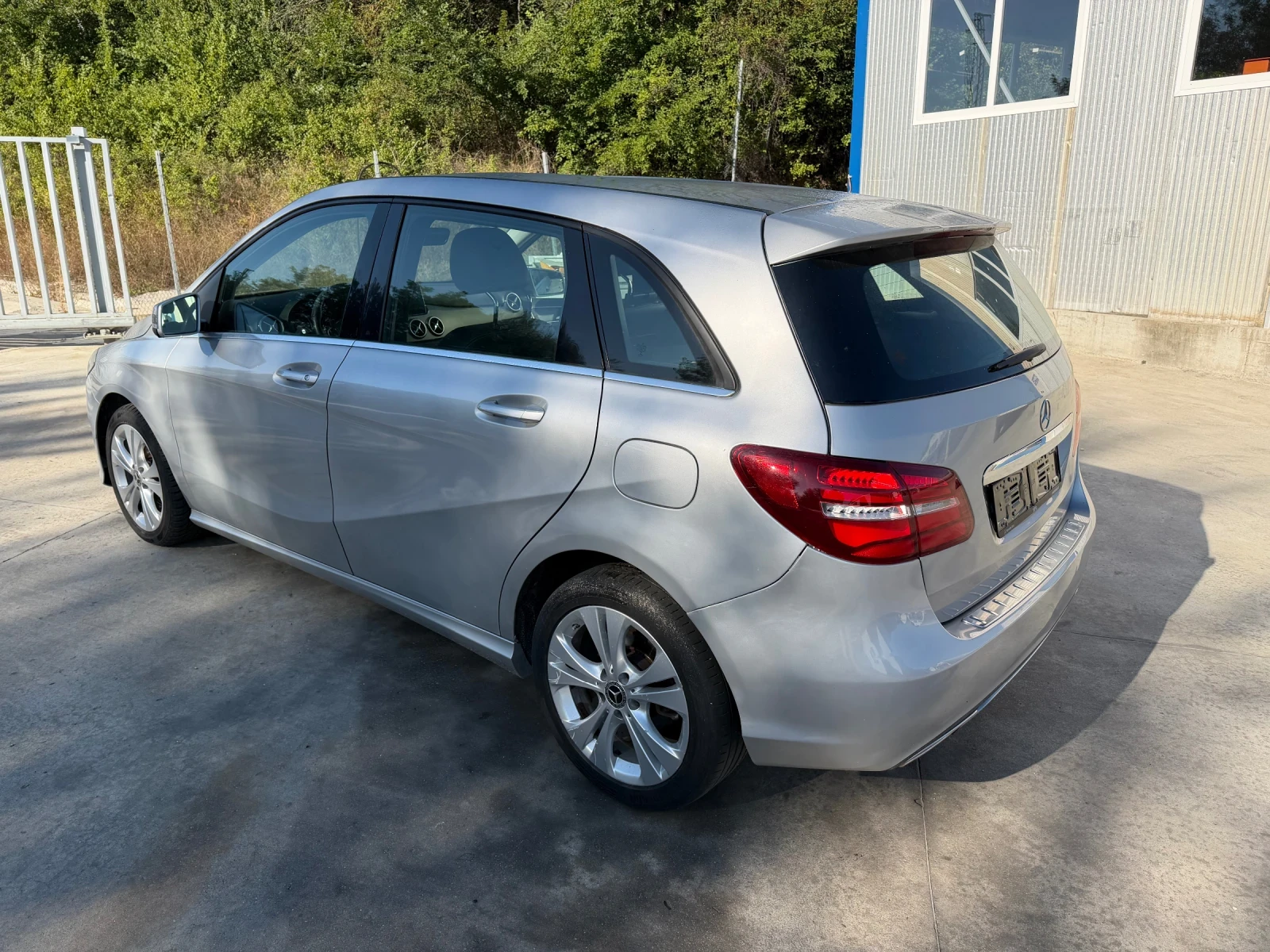 Mercedes-Benz B 180 CDI AMG Sport, снимка 4 - Автомобили и джипове - 56010510