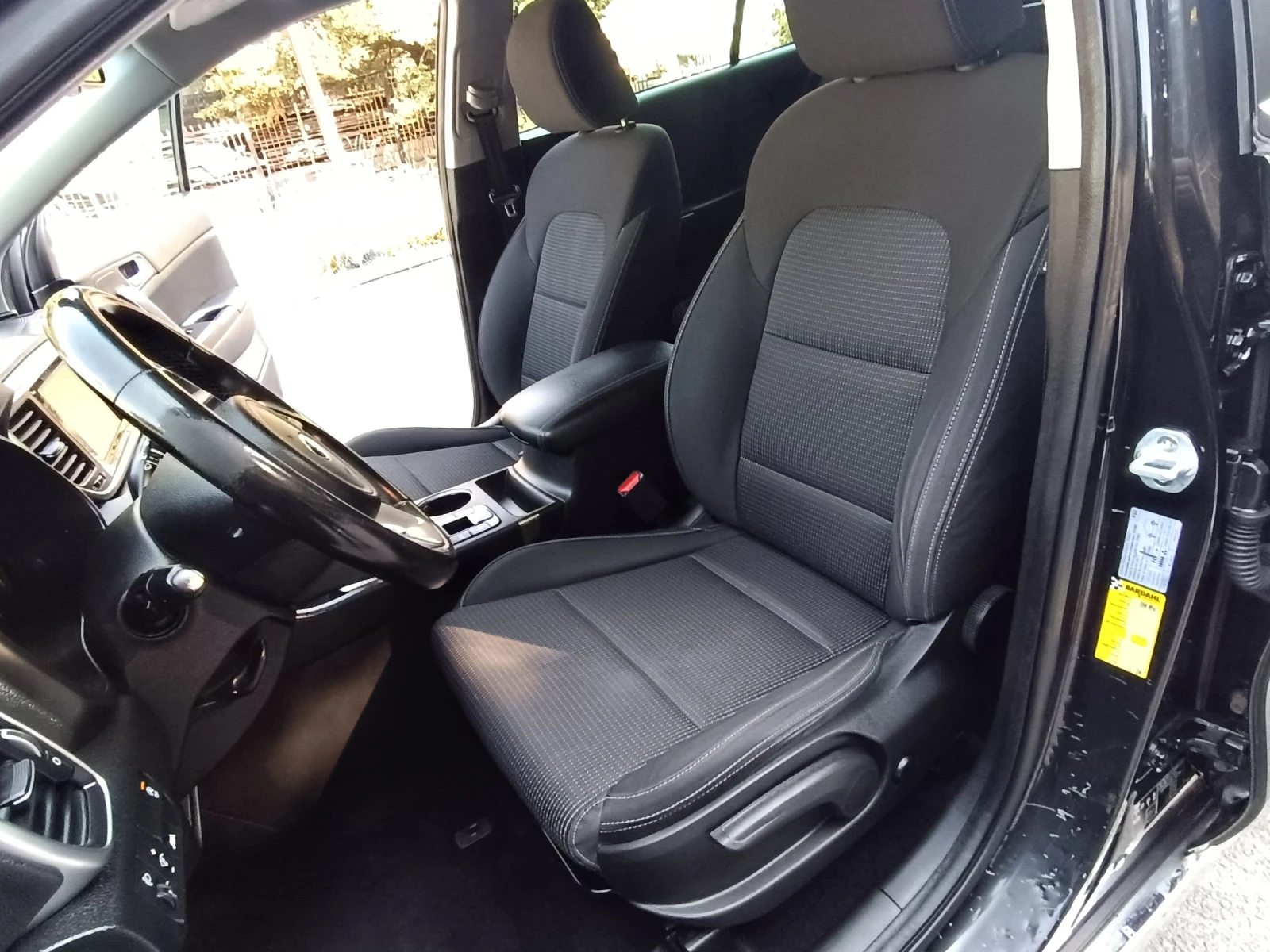 Kia Sportage 1.6 CRDI Automatic Keyless , снимка 12 - Автомобили и джипове - 56020357