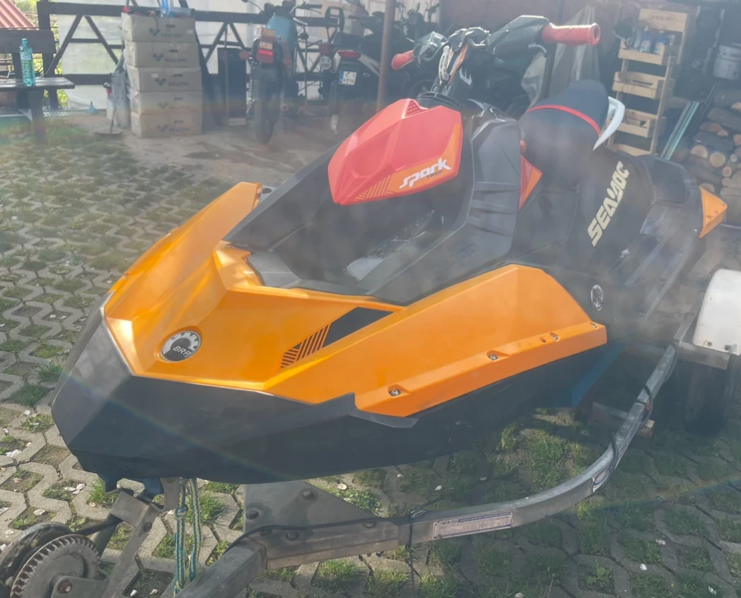 Джет Bombardier Sea Doo Spark Trixx 2up, снимка 2 - Воден транспорт - 54538406