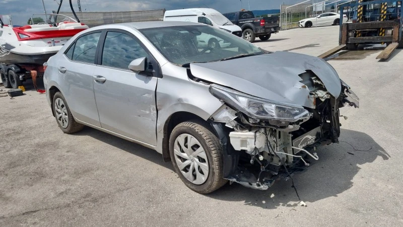 Toyota Corolla 1.6i, снимка 5 - Автомобили и джипове - 40809913