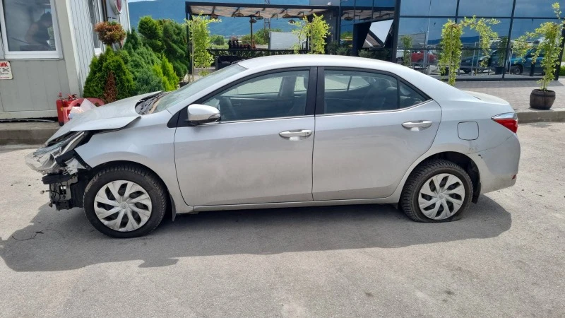 Toyota Corolla 1.6i, снимка 2 - Автомобили и джипове - 40809913