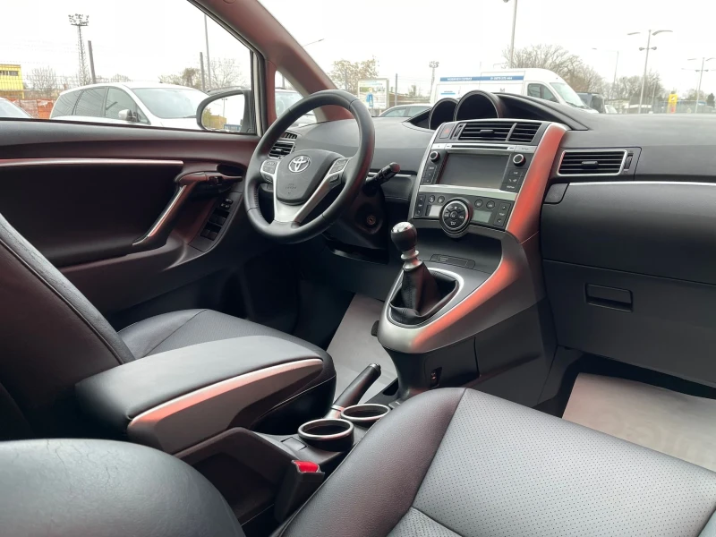 Toyota Verso 2.0 D4D 126 к.с.ПАНОРАМА, КАМЕРА, НАВИГАЦИЯ, снимка 13 - Автомобили и джипове - 48247417