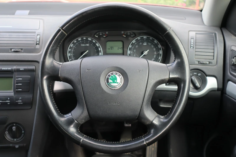 Skoda Octavia 1.6i, снимка 8 - Автомобили и джипове - 52402182