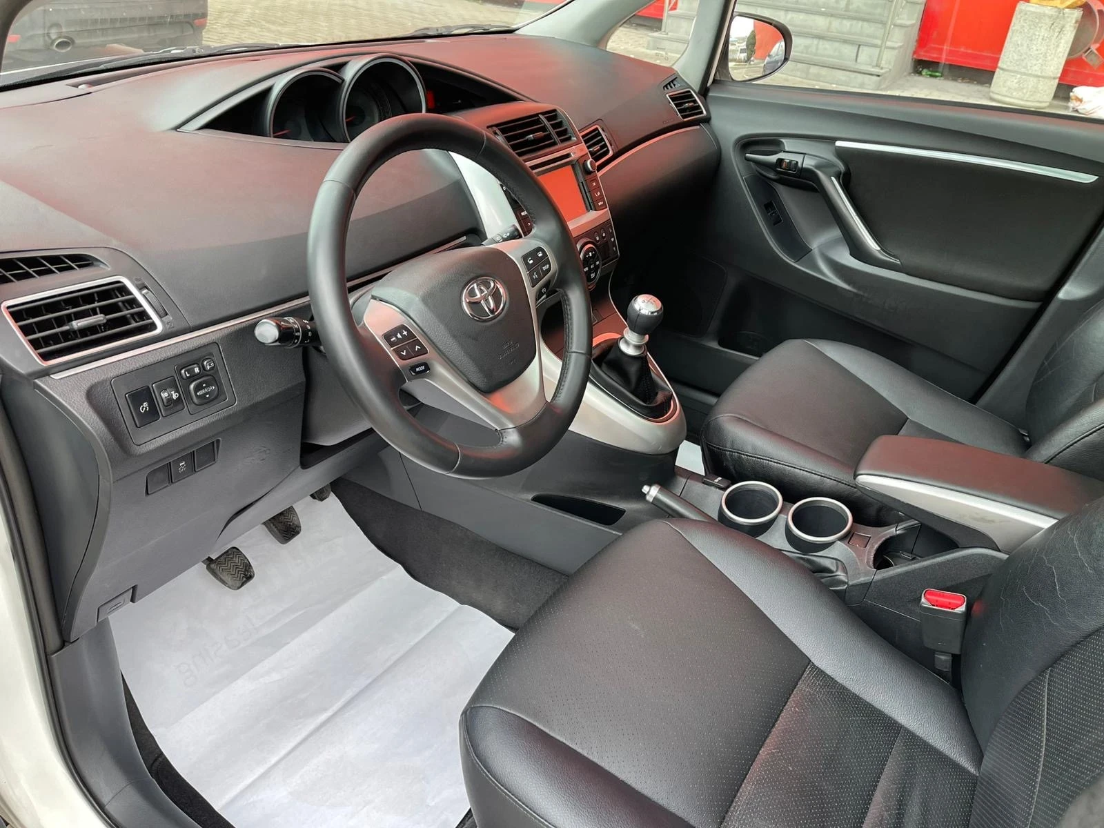 Toyota Verso 2.0 D4D 126 к.с.ПАНОРАМА, КАМЕРА, НАВИГАЦИЯ - изображение 9