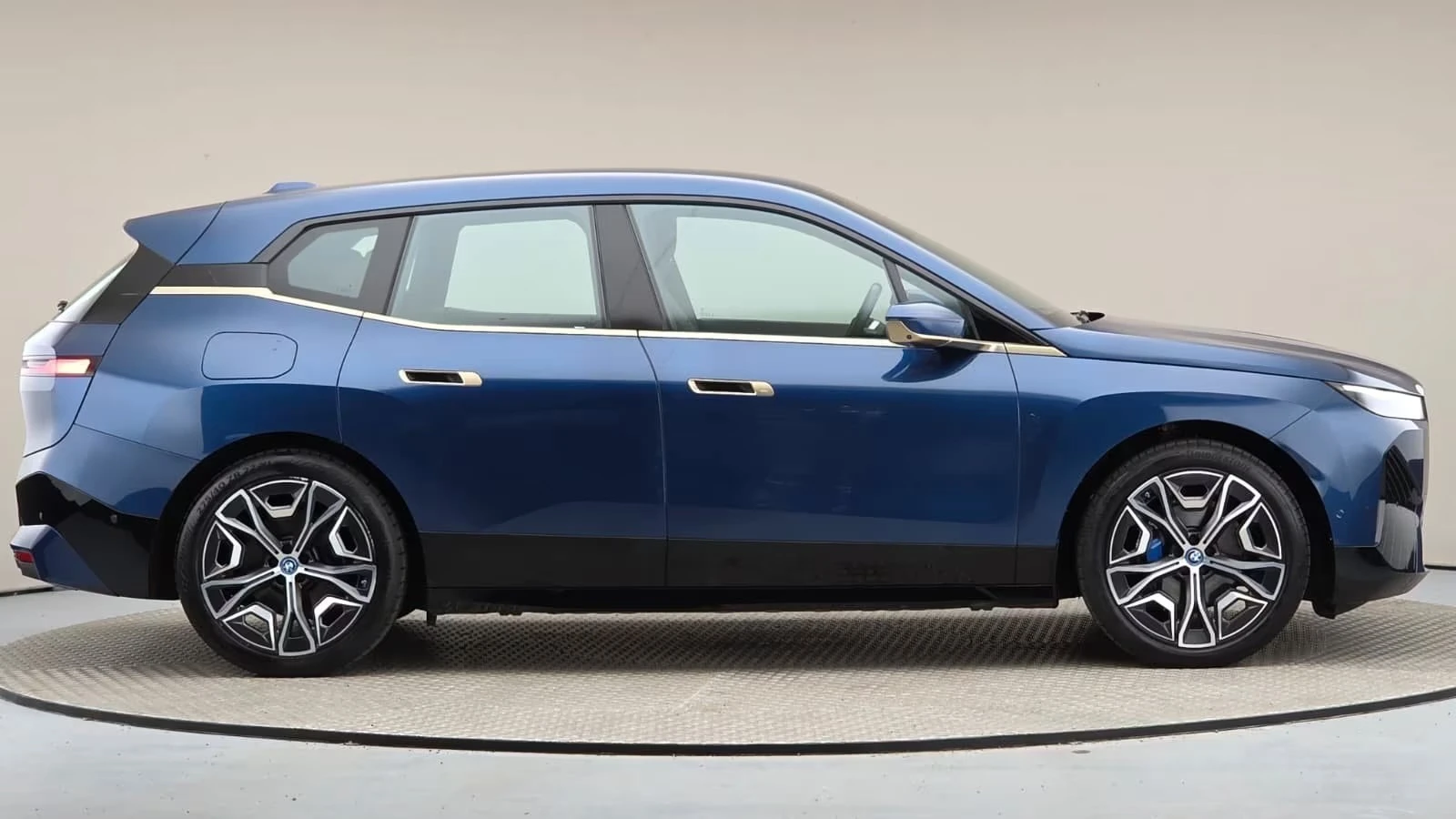 BMW iX 40 xDrive, снимка 10 - Автомобили и джипове - 55239528