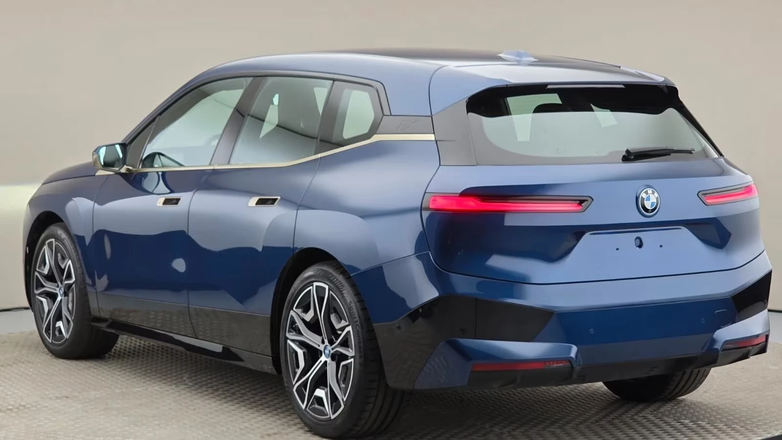 BMW iX 40 xDrive, снимка 9 - Автомобили и джипове - 55239528