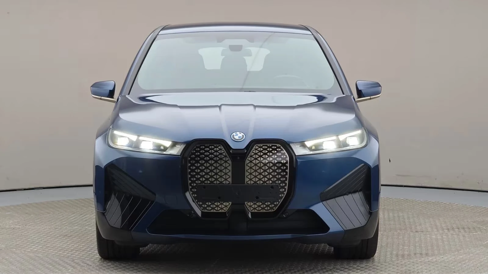 BMW iX 40 xDrive, снимка 2 - Автомобили и джипове - 55239528